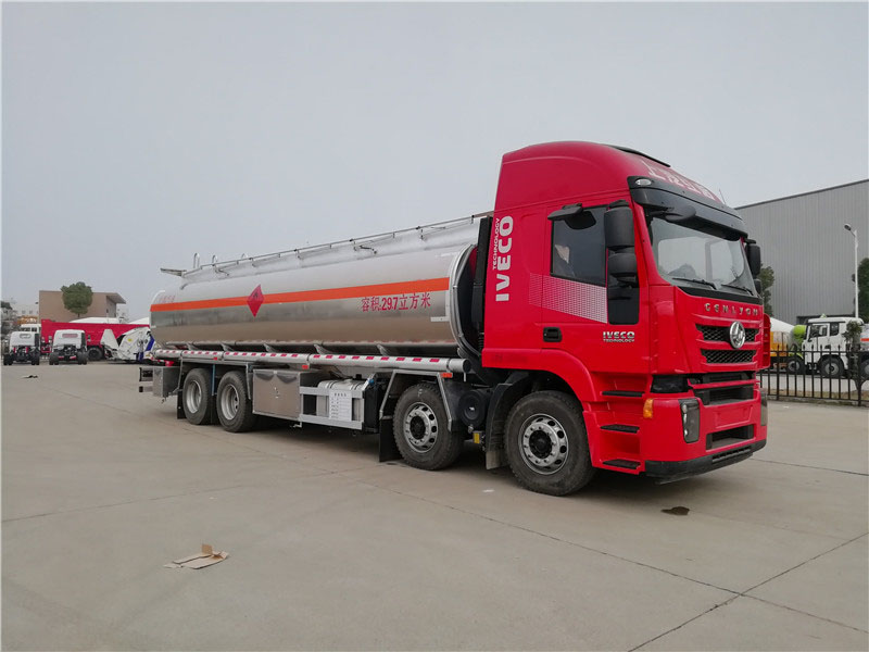 上汽紅巖29.7方前四后八鋁合金運(yùn)油車，20噸運(yùn)油車