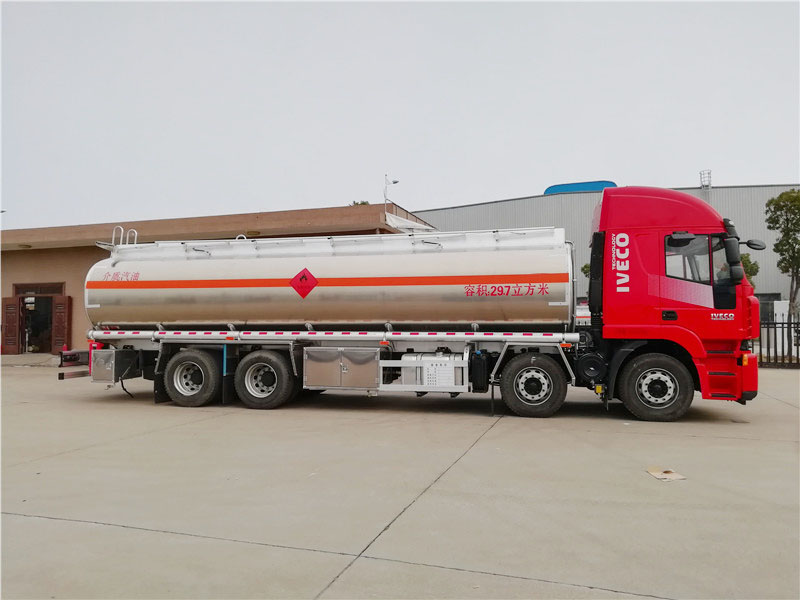 上汽紅巖29.7方前四后八鋁合金運(yùn)油車，20噸運(yùn)油車