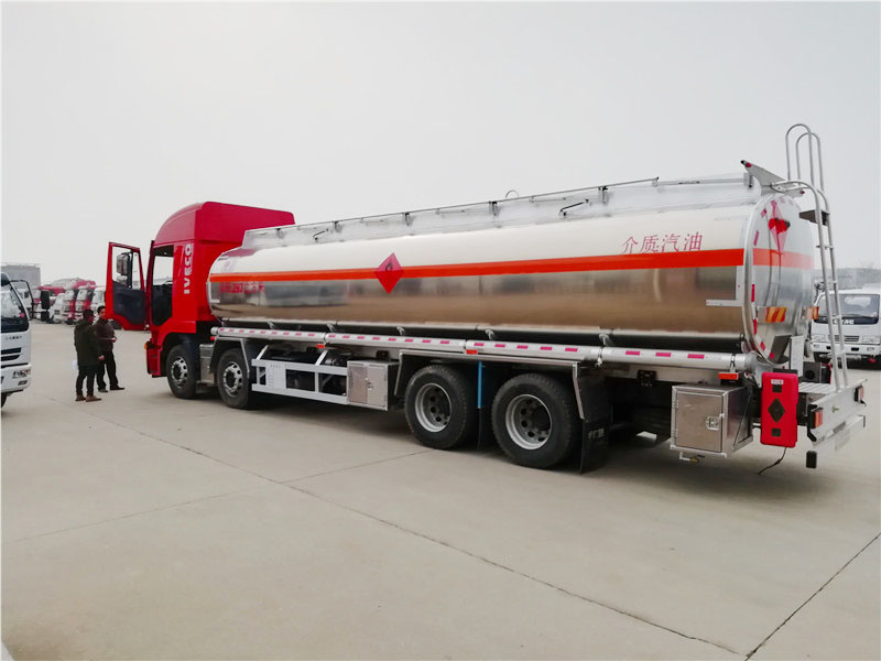 上汽紅巖29.7方前四后八鋁合金運(yùn)油車，20噸運(yùn)油車